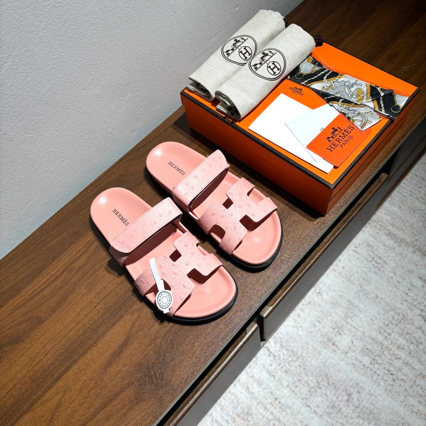 👟👟Ex-factory price 520👟👟 Men's size +10 Brand💗: HERMES Number💗: H8018-210199 Color💗: Ostrich pattern new color system Size 💗: 35 to 40 38-45 Upper material: imported calfskin Outsole material: Tpu anti-slip and wear-resistant outsole 🆕🆕🆕HERMES 2025 latest color matching, original purchased and dismantled, imported custom fabrics. All colors have been adjusted N times, striving to be zero different from the original! The top version for women 💰 Erjie's shoes that have become extremely popular recently - chypre sandals, which are comfortable for all ages and are cute and cute. Paired with various colored socks, it’s so trendy